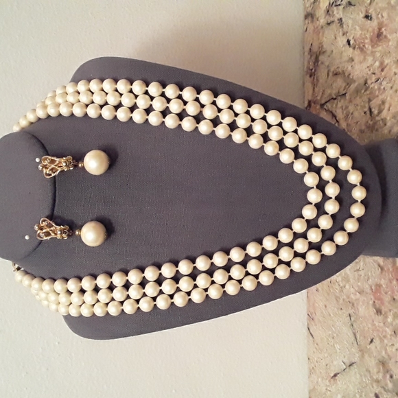 50's GENO 3 Strand Matt White Bead Necklace & Earrings set - Picture 9 of 10